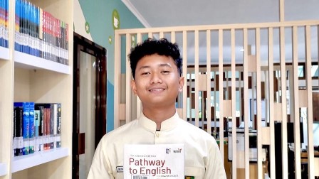 DESTA AJIE RESWARA RAIH MEDALI EMAS BIDANG BAHASA INGGRIS