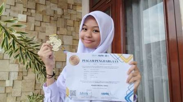 ZAKIA RIFNA UKIR PRESTASI PERTAMA, SABET MEDALI EMAS FOSNAS