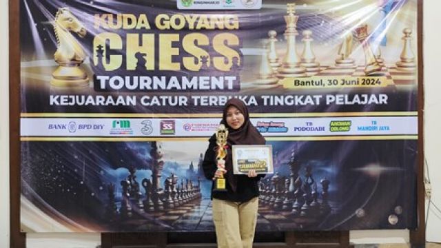 AISYAH MUZAYYANAH BORONG DUA JUARA TURNAMEN CATUR NASIONAL