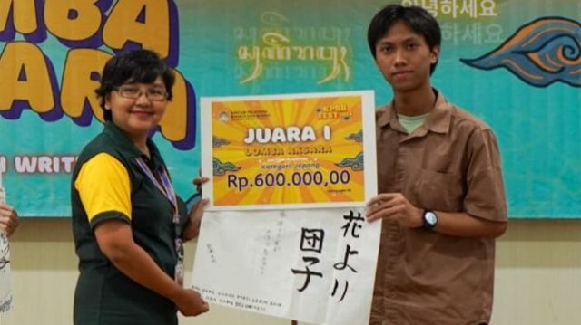 JAHFAL AHMADINAJID RAIH JUARA 1 LOMBA AKSARA KPBB FEST KATEGORI BAHASA JEPANG