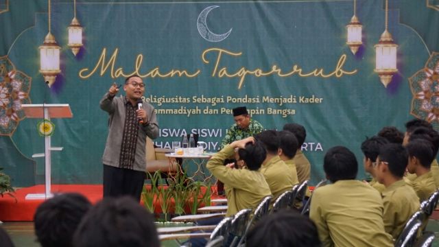 PERSIAPKAN SPIRITUAL SISWA KELAS XII, SMA MUHI GELAR MALAM TAQORRUB 
