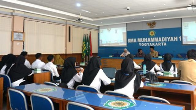 12 MAHASISWA UAD LAKSANAKAN PPL PPG PRAJABATAN DI SMA MUHI