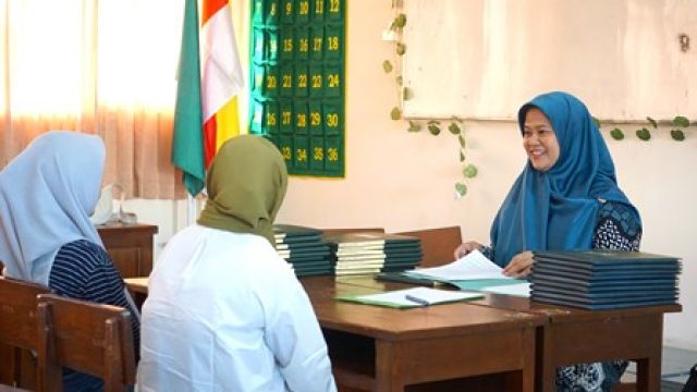 SMA MUHI SERAHKAN HASIL BELAJAR KE PESERTA DIDIK KELAS X DAN XI