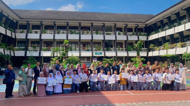 SMA MUHI SERAHKAN BEASISWA SEBESAR 489 JUTA UNTUK PESERTA DIDIK BARU