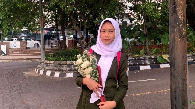 POPPY PUSPITA SARI RAIH MEDALI EMAS DALAM OLIMPIADE BIOLOGI TINGKAT NASIONAL