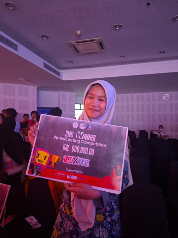 BANGGAKAN SEKOLAH, ANGGUN MAHESWARI SABET JUARA 2 NEWSCASTING IREC UGM X YYSF 2026