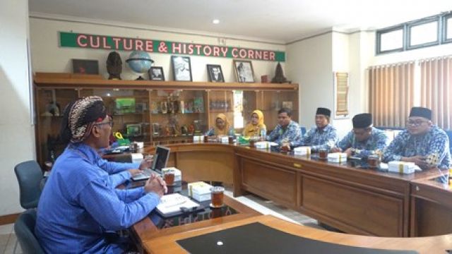 MAJELIS PENDIDIKAN PDM KOTA SURAKARTA KUNJUNGI SMA MUHI