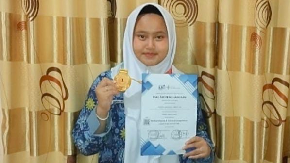 TALITA KHANZA ADRIYANI BERHASIL MERAIH MEDALI EMAS OLIMPIADE BIOLOGI DALAM BRILLIANT SOCIAL