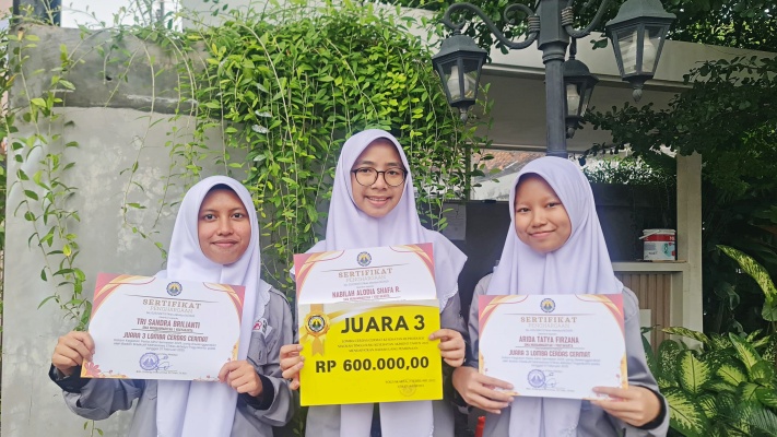 MUHI SABET JUARA 3 LCC KESEHATAN REPRODUKSI